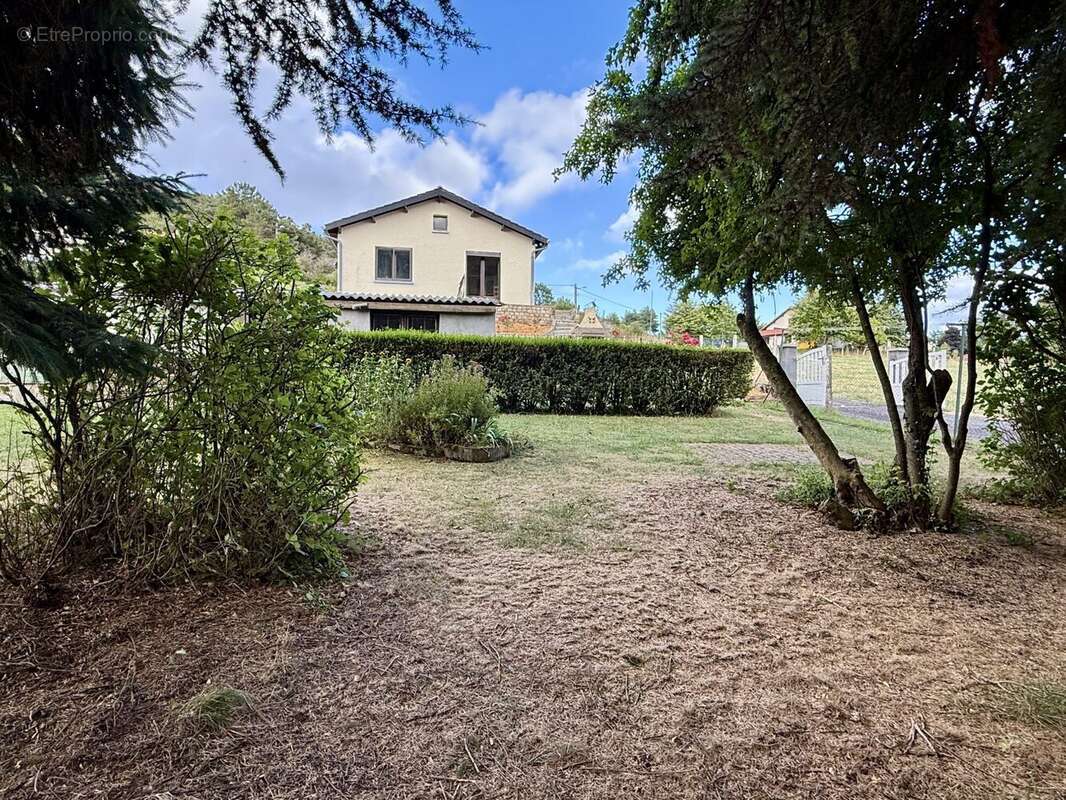 Maison à SAINT-GENES-CHAMPANELLE