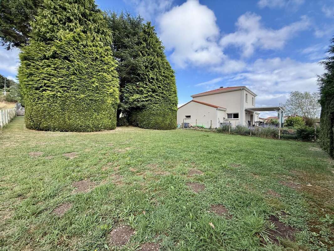 Maison à SAINT-GENES-CHAMPANELLE