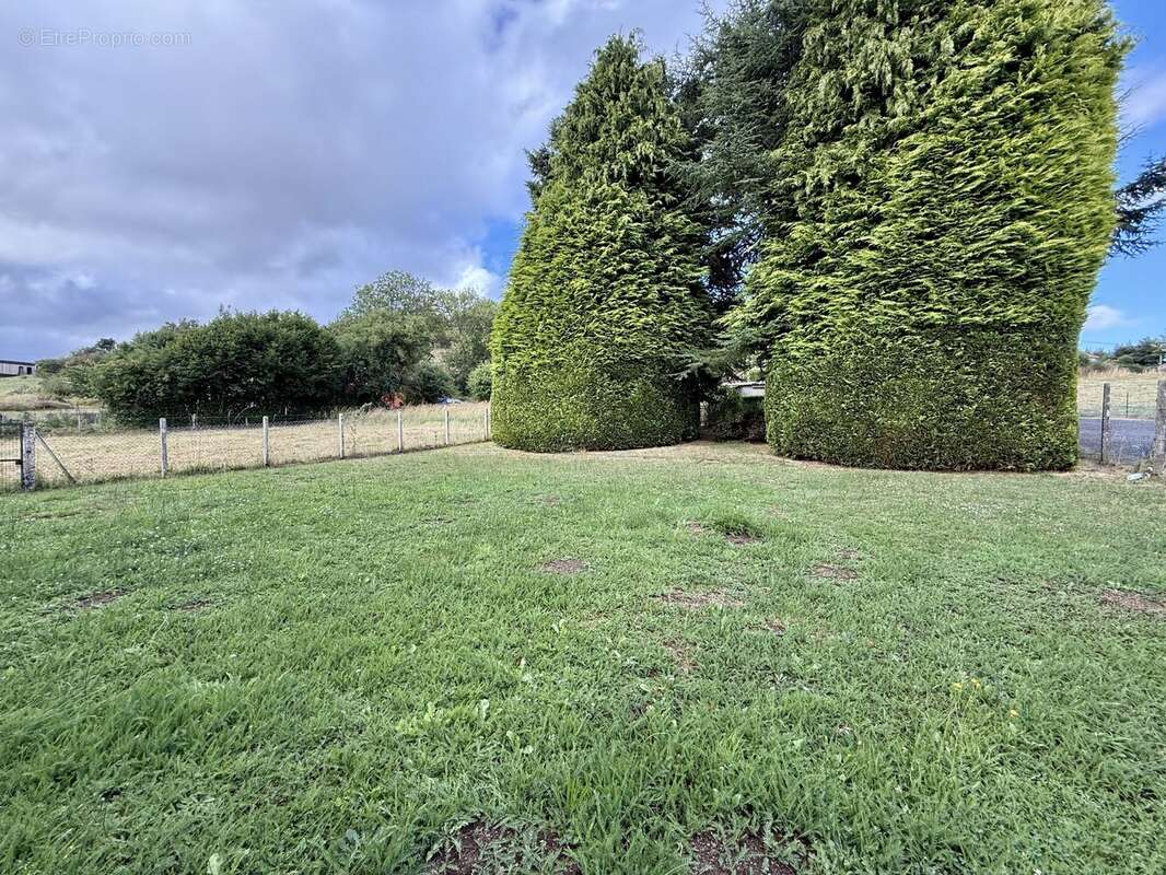 Maison à SAINT-GENES-CHAMPANELLE