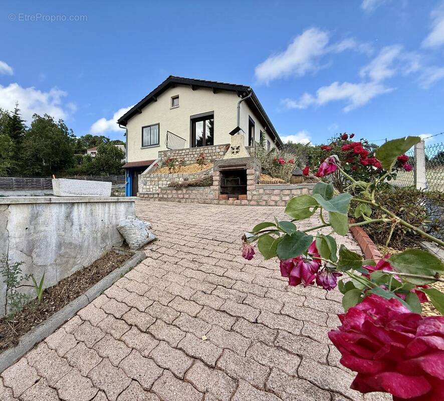 Maison à SAINT-GENES-CHAMPANELLE
