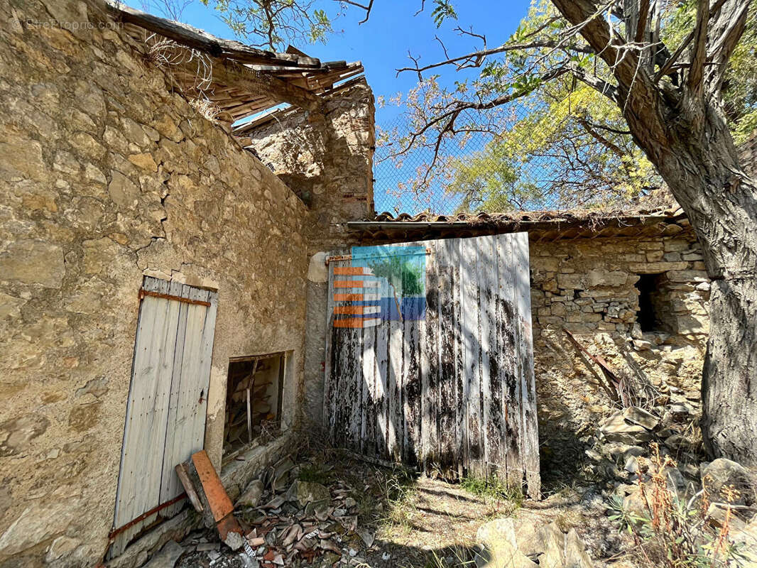 Terrain à VILLESEQUE-DES-CORBIERES