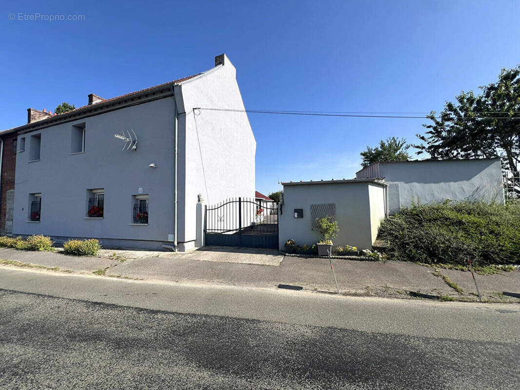 Maison à TOULIS-ET-ATTENCOURT