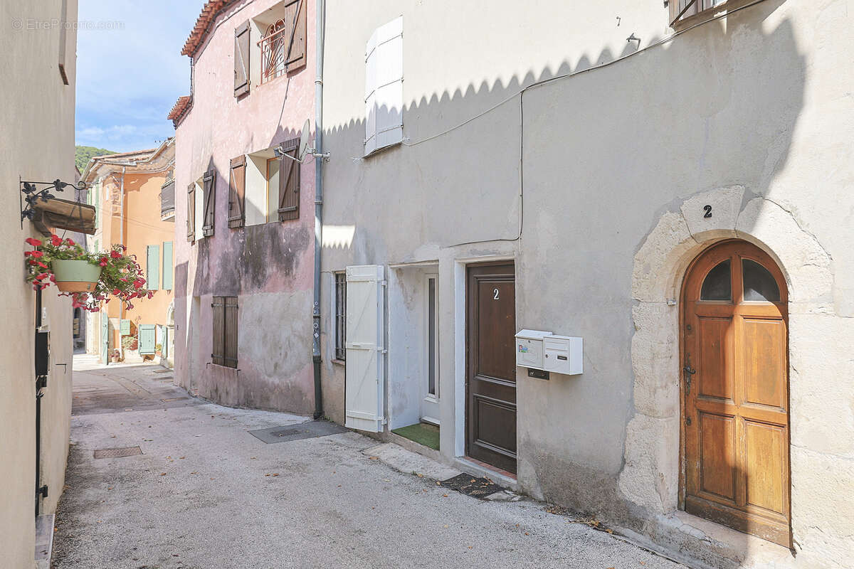 Appartement à SOLLIES-PONT