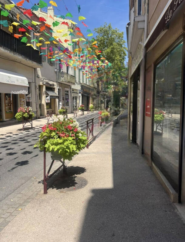 Commerce à SAINT-CYR-SUR-MER