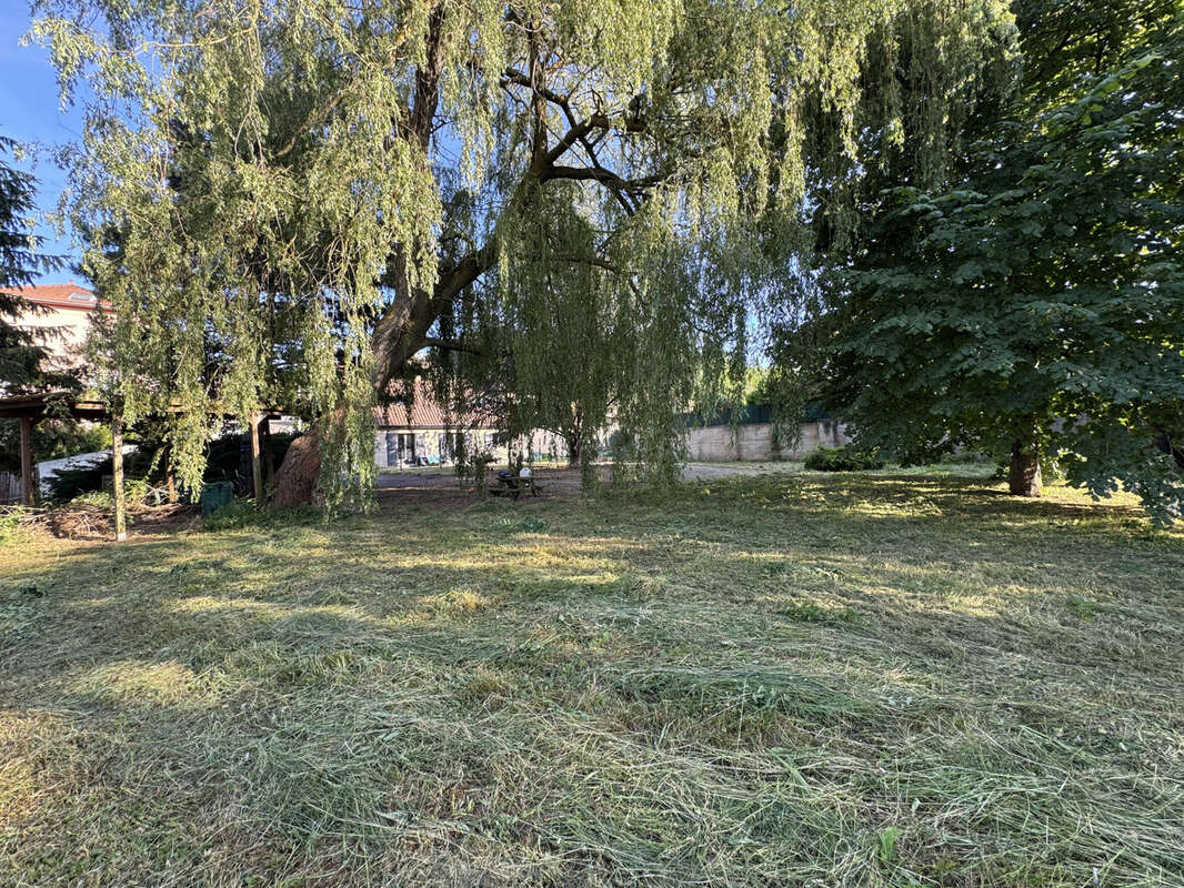 Terrain à SAINT-ETIENNE