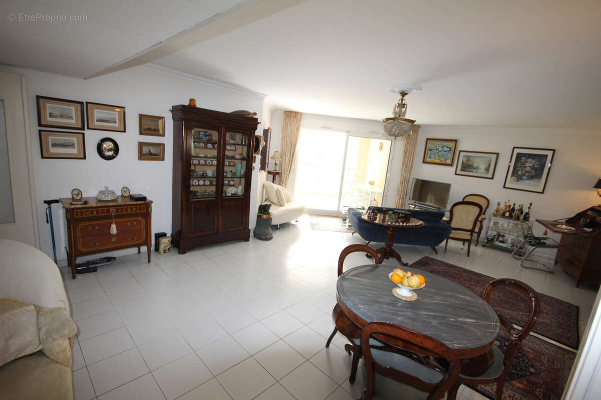 Appartement à VALLAURIS