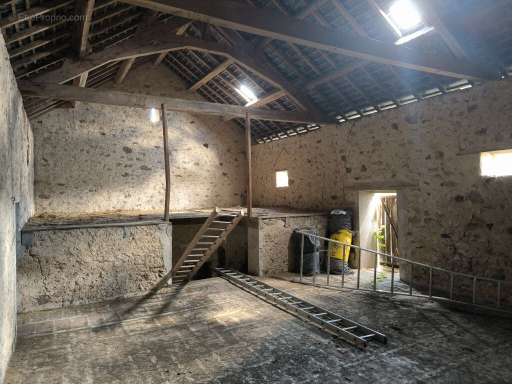 Maison à MONTIGNY-EN-MORVAN