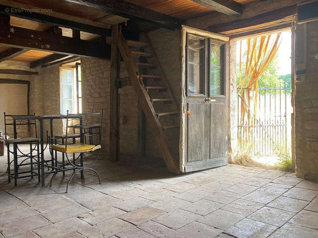 Maison à PUYLAROQUE