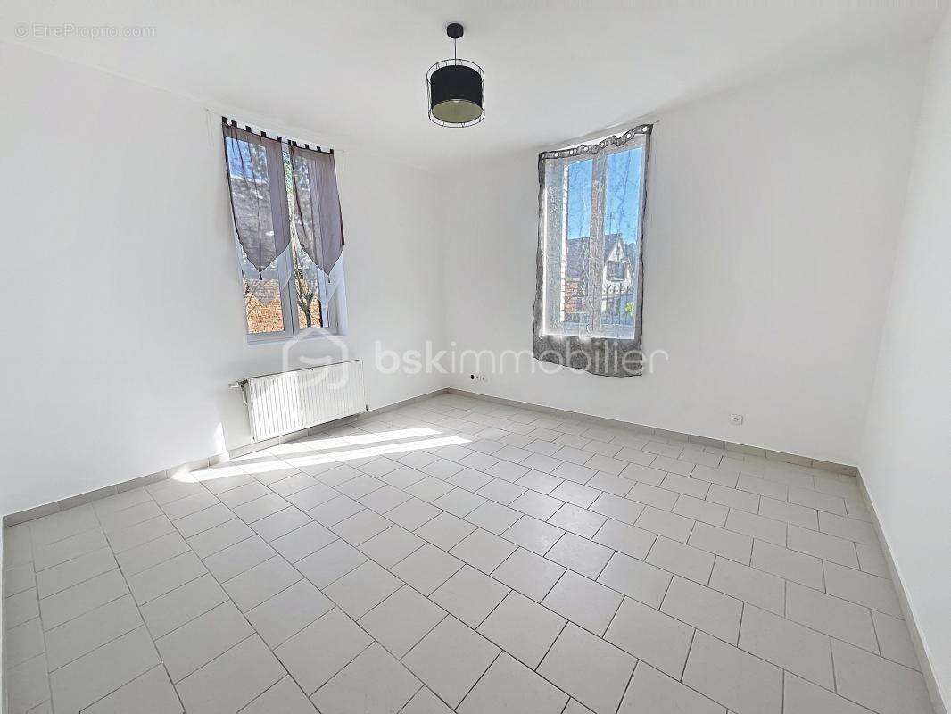 Maison à LA FERTE-CHEVRESIS