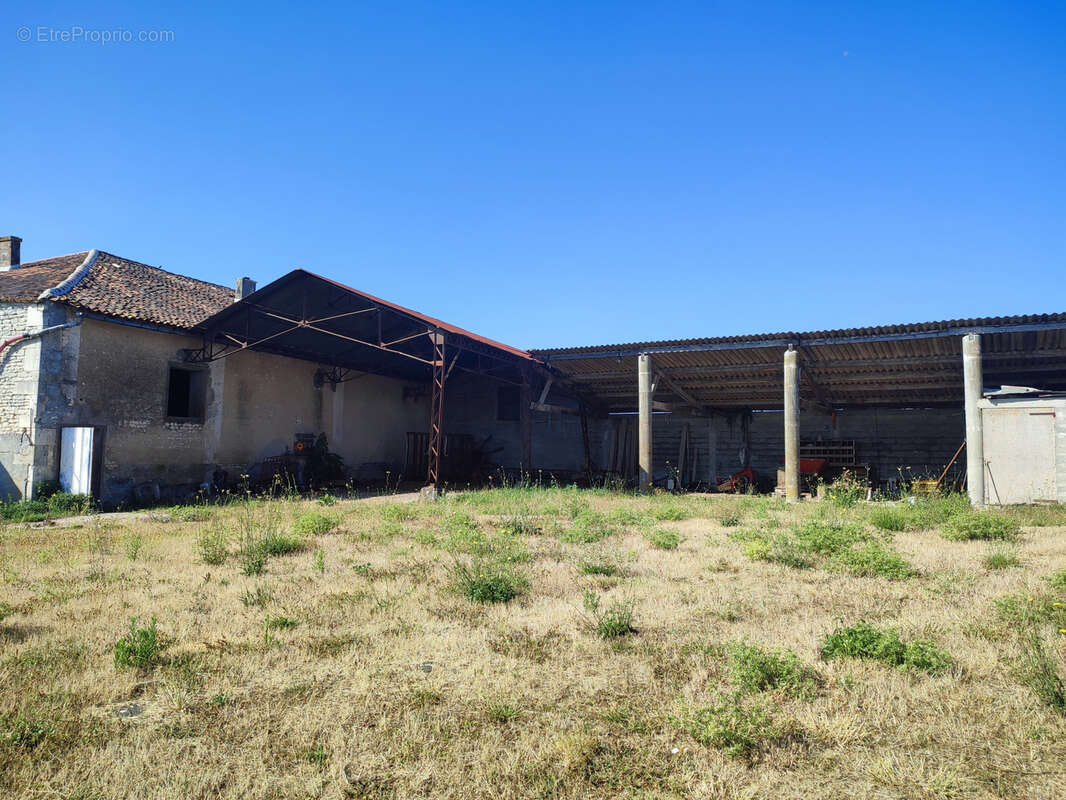 Maison à GENSAC-LA-PALLUE