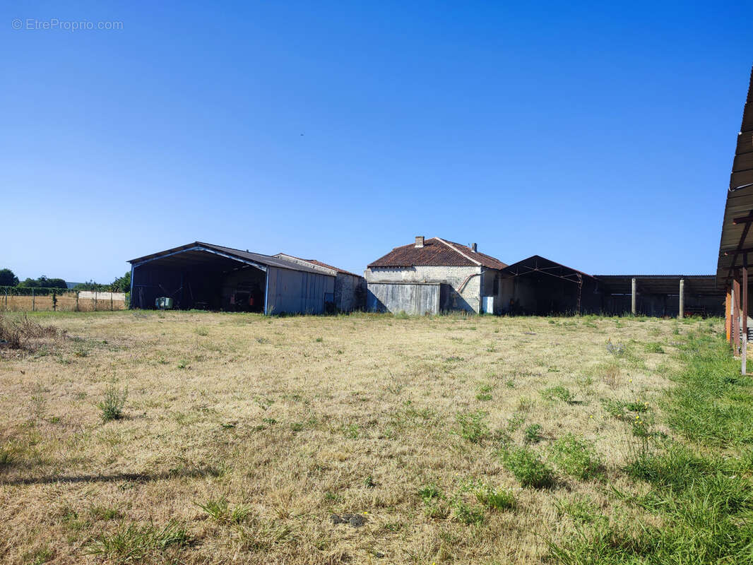 Maison à GENSAC-LA-PALLUE