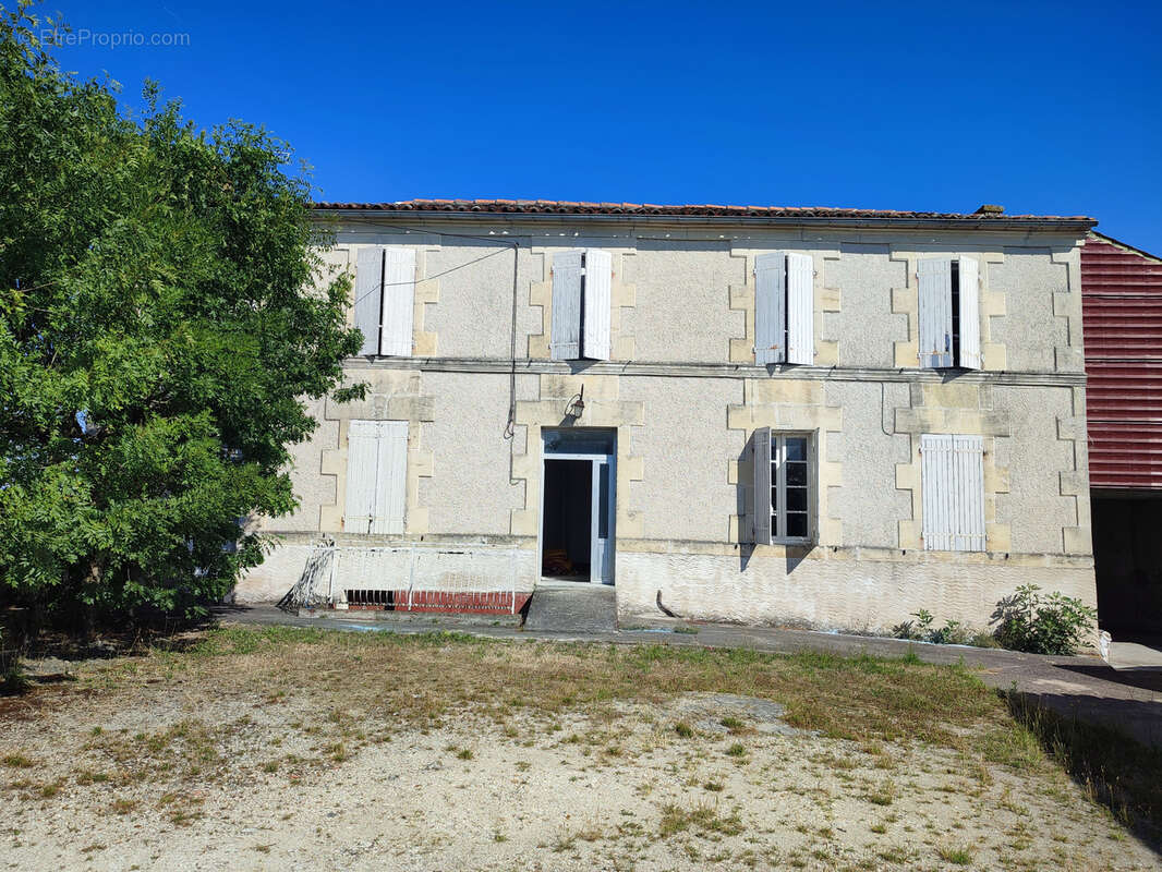 Maison à GENSAC-LA-PALLUE