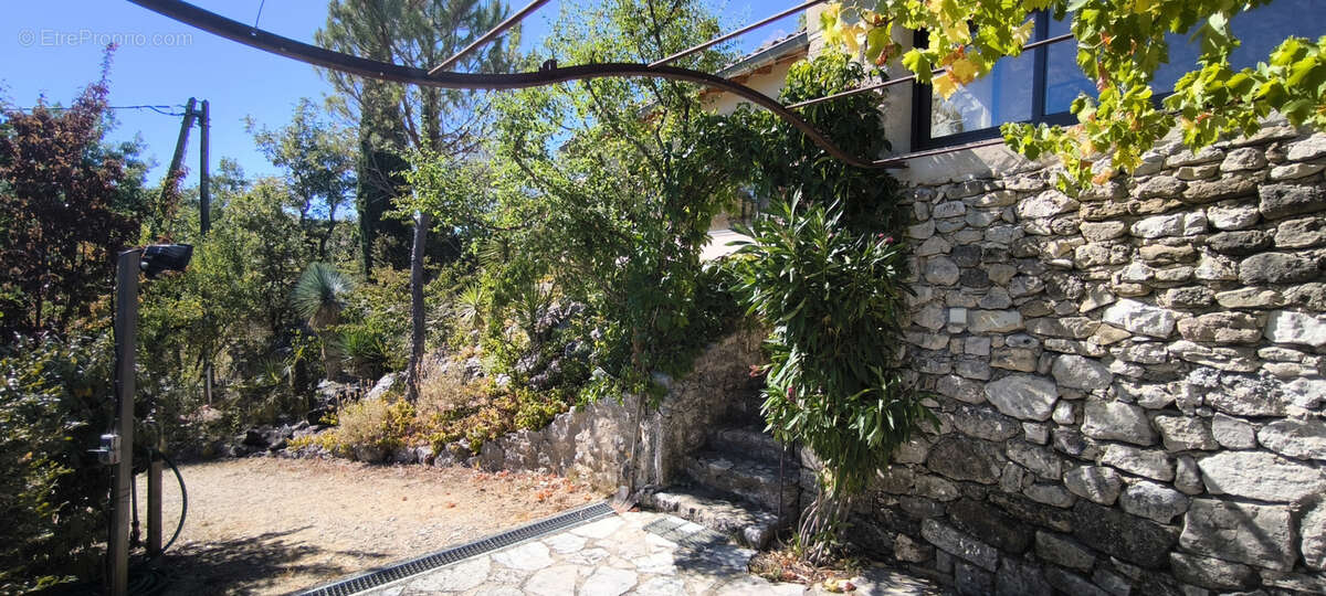 Maison à LA ROCHE-SUR-GRANE