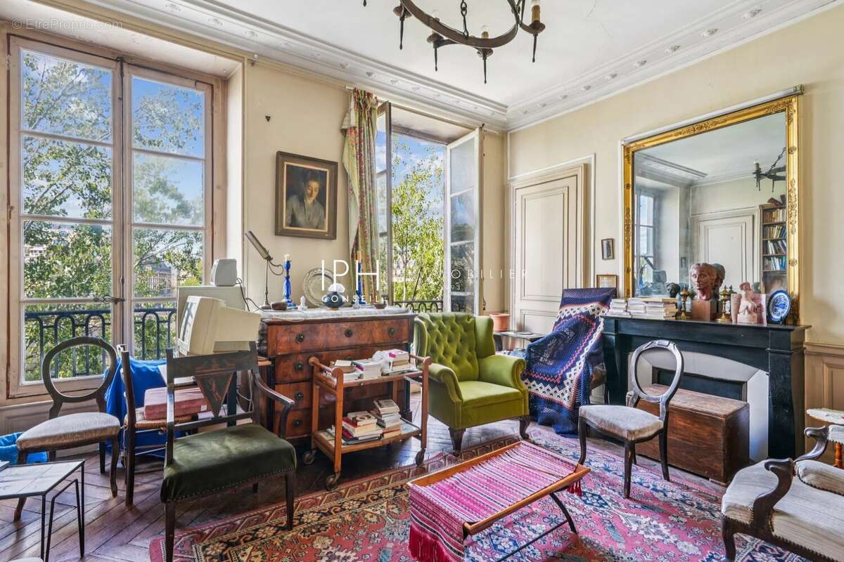 Appartement à PARIS-1E