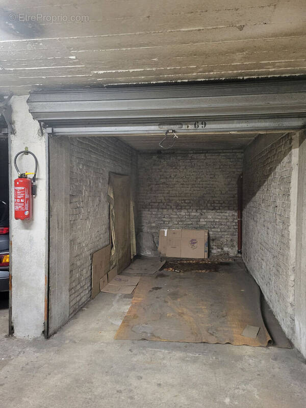 Parking à PARIS-16E