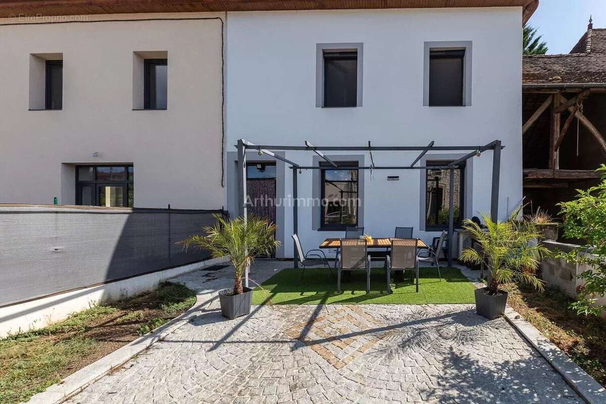 Maison à SAINT-VICTOR-DE-MORESTEL