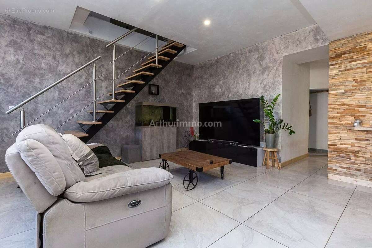 Maison à SAINT-VICTOR-DE-MORESTEL