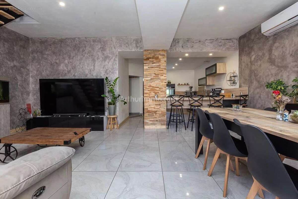 Maison à SAINT-VICTOR-DE-MORESTEL