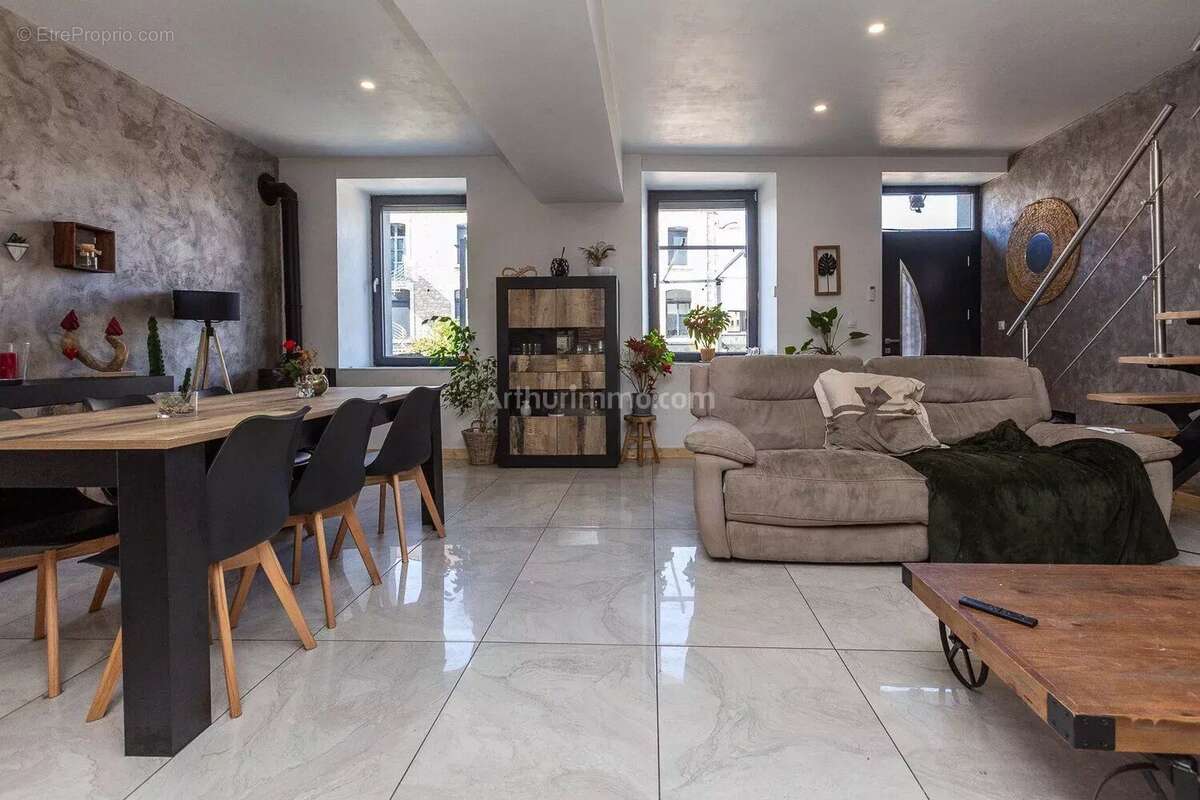 Maison à SAINT-VICTOR-DE-MORESTEL