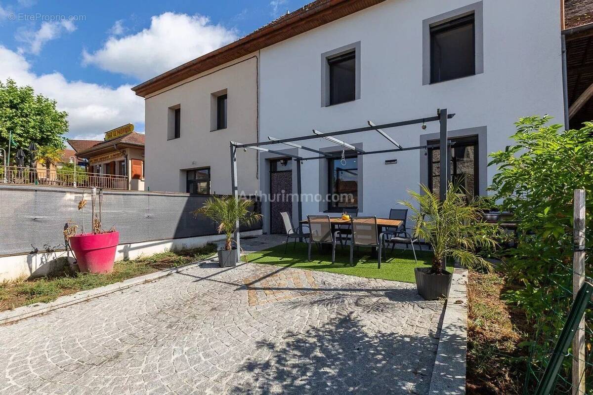 Maison à SAINT-VICTOR-DE-MORESTEL