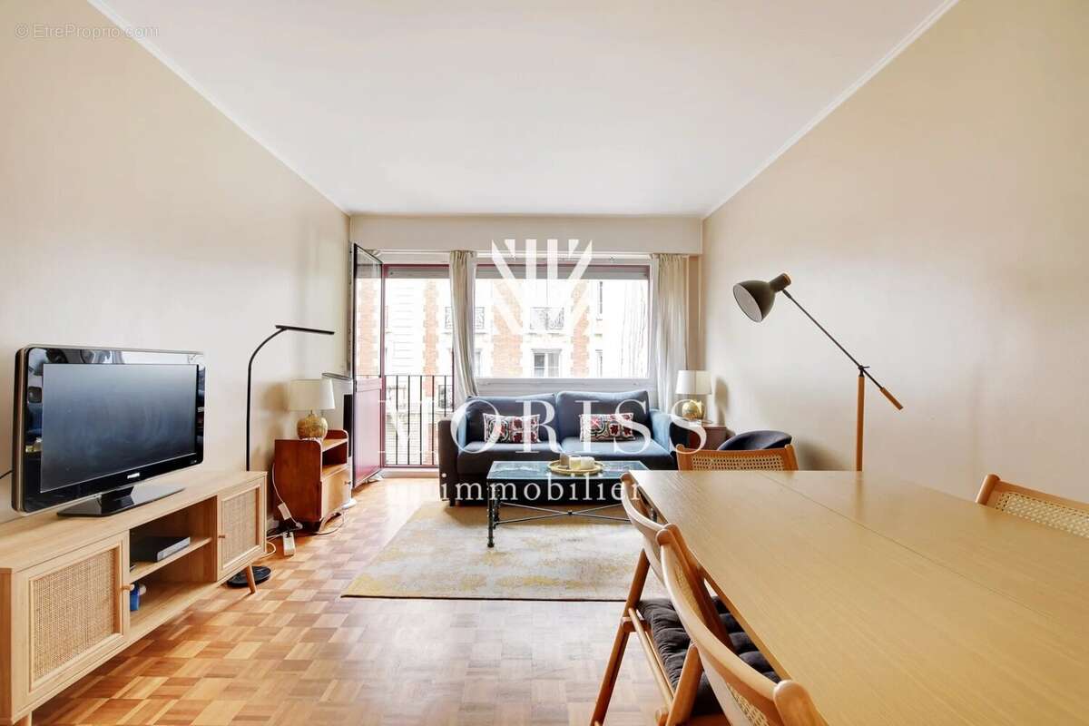 Appartement à PARIS-16E