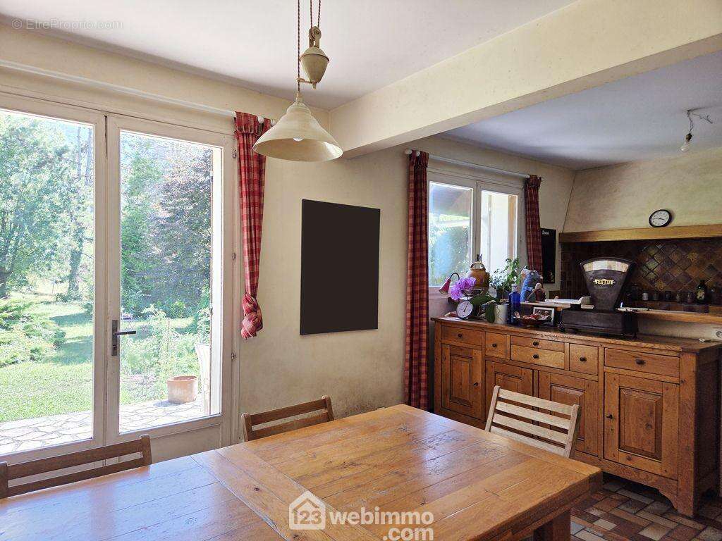 Elle dispose d&#039;une entrée avec placard, d&#039;une cuisine de 24 m², - Maison à GILLY-SUR-ISERE