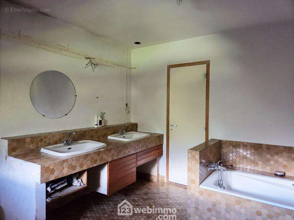 Elle dispose également d&#039;un dressing, et d&#039;une grande salle de bain avec baignoire et douche. - Maison à GILLY-SUR-ISERE