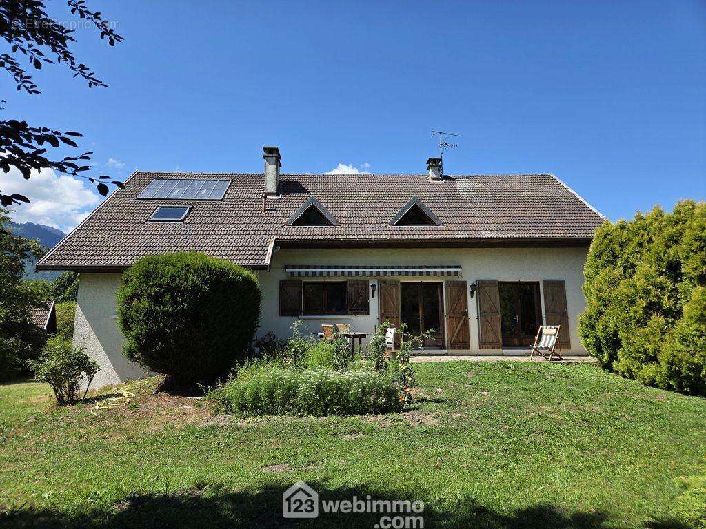 En exclusivité, maison individuelle de 197 m² et son grand terrain de plus de 2500 m² à Gilly-sur-Isère. - Maison à GILLY-SUR-ISERE