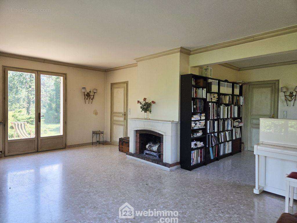 ...équipé d&#039;une cheminée à foyer ouvert. - Maison à GILLY-SUR-ISERE