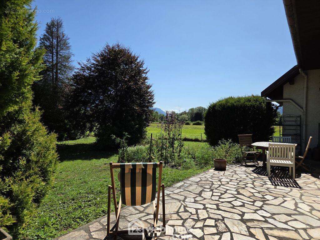 Il donne accès à une belle terrasse exposée Sud-Est, prolongée de son grand jardin. - Maison à GILLY-SUR-ISERE