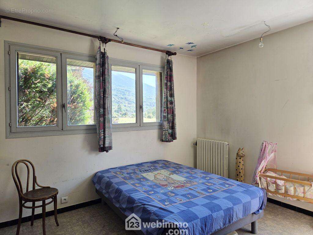 Une grande chambre avec un point d&#039;eau de 22 m², un bureau et un WC complètent ce niveau. - Maison à GILLY-SUR-ISERE