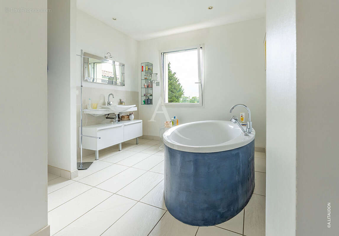 Maison à SAINT-MARTIN-BELLE-ROCHE