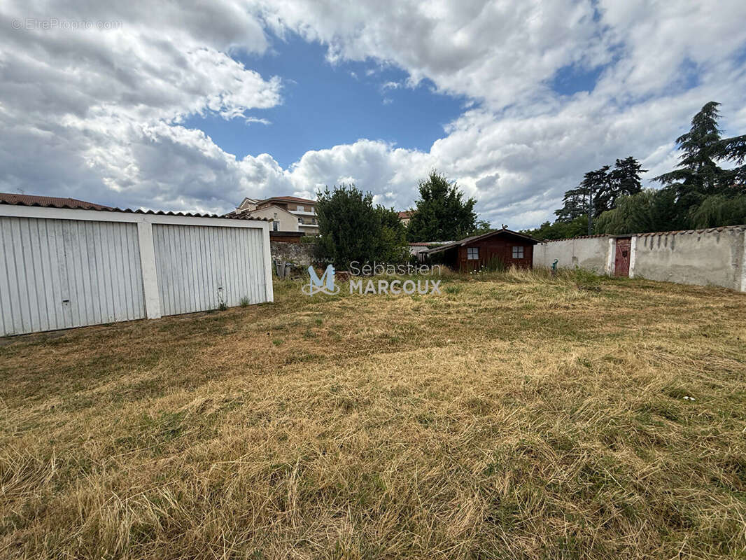 Terrain à SAVIGNEUX