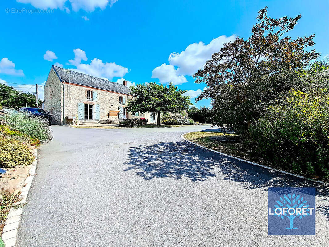 Maison à BEAULIEU-SOUS-LA-ROCHE