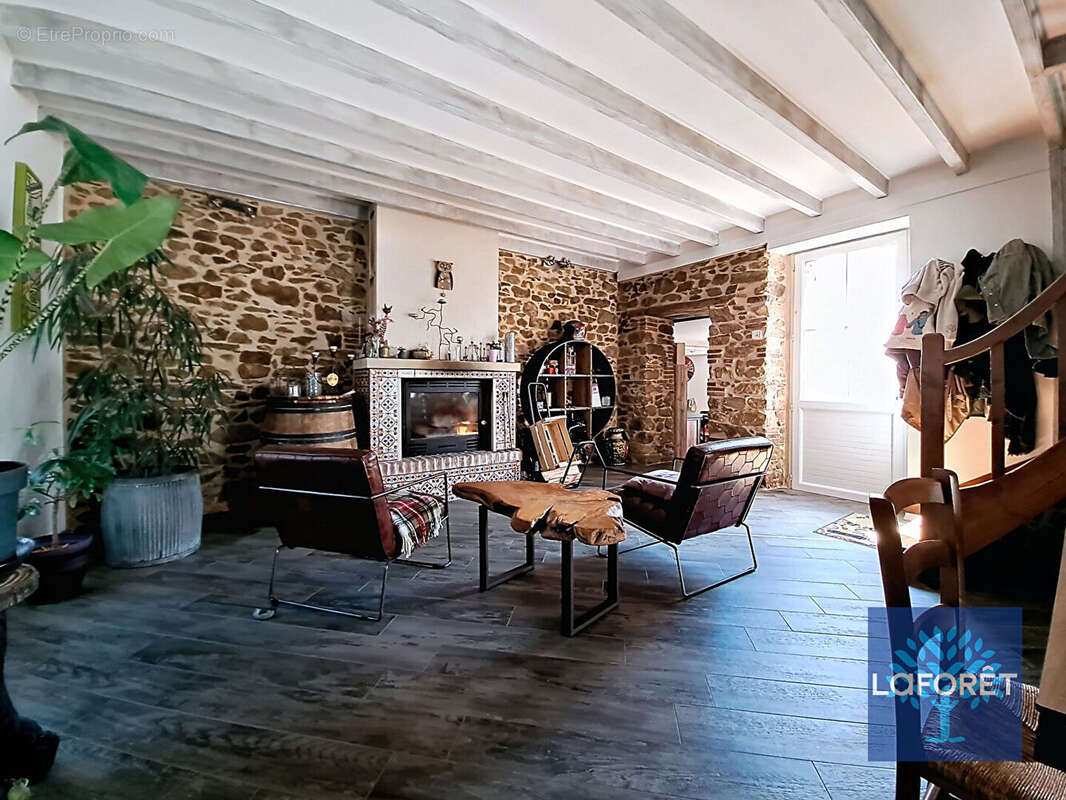 Maison à BEAULIEU-SOUS-LA-ROCHE