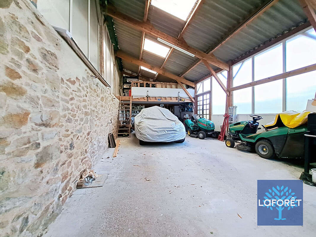 Maison à BEAULIEU-SOUS-LA-ROCHE