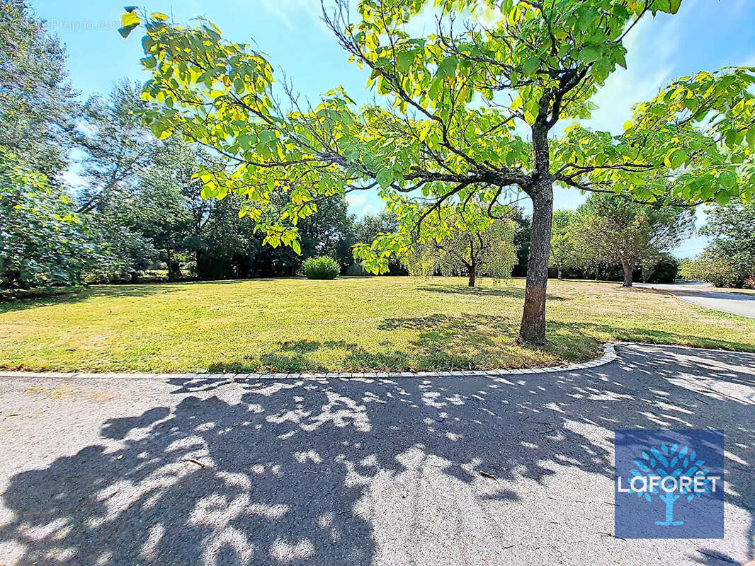 Maison à BEAULIEU-SOUS-LA-ROCHE