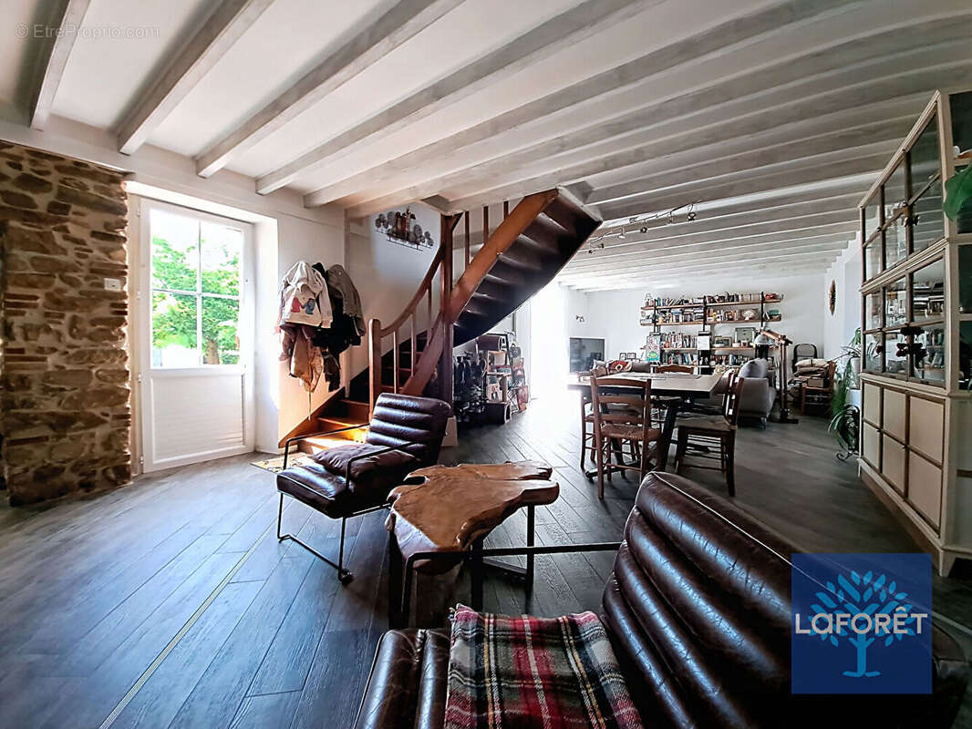 Maison à BEAULIEU-SOUS-LA-ROCHE