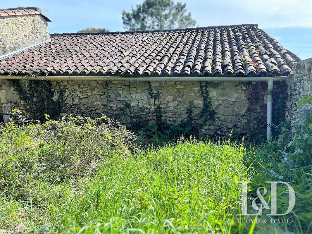 Parking à SAINT-SAUVANT