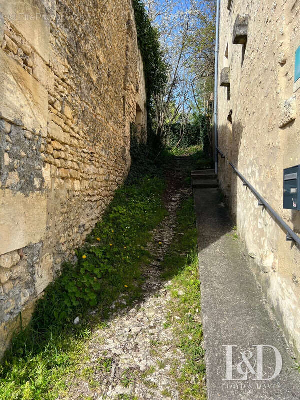 Parking à SAINT-SAUVANT