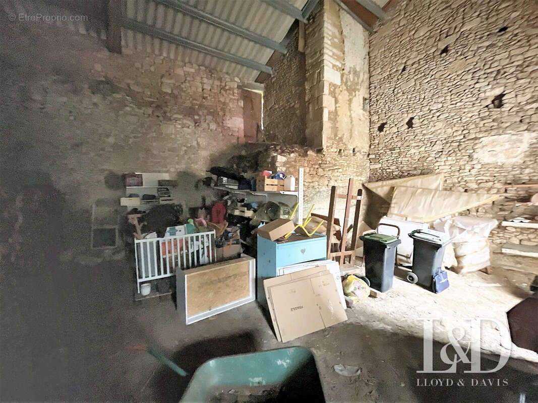 Parking à SAINT-SAUVANT