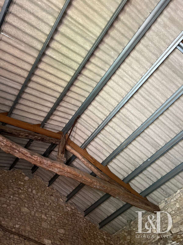 Parking à SAINT-SAUVANT