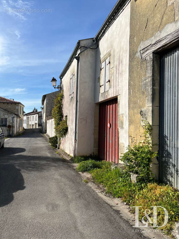 Parking à SAINT-SAUVANT