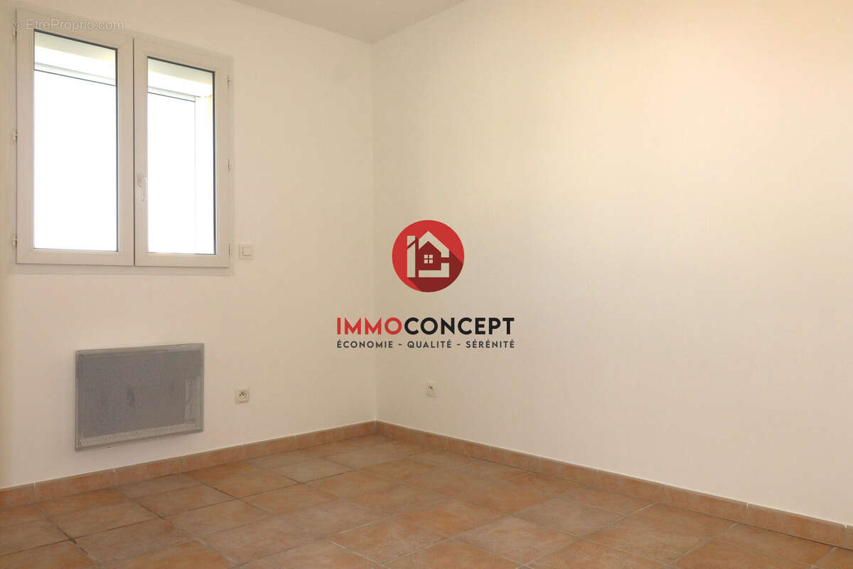 Chambre Nord-Est - Maison à LAUDUN-L&#039;ARDOISE