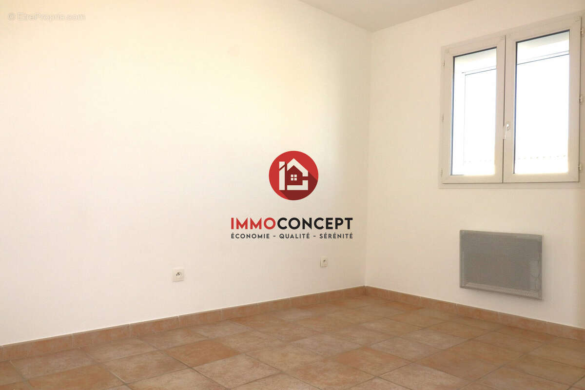 Chambre Nord - Maison à LAUDUN-L&#039;ARDOISE