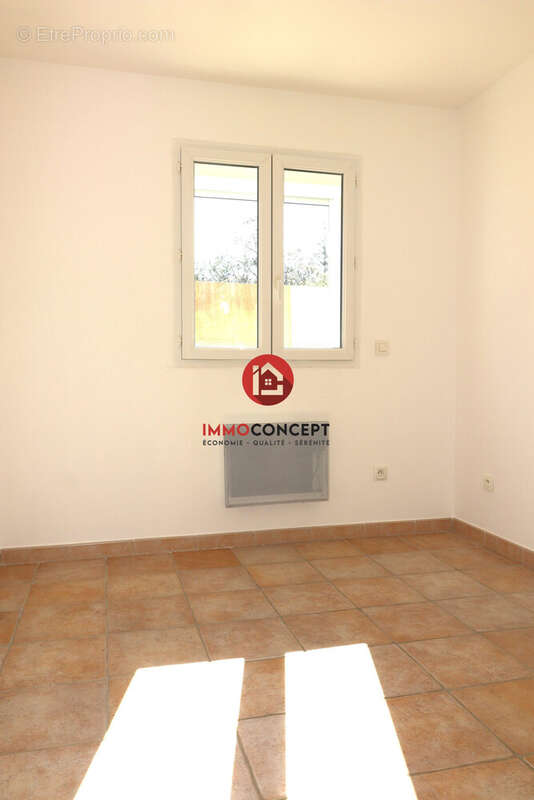 Chambre Sud - Maison à LAUDUN-L&#039;ARDOISE