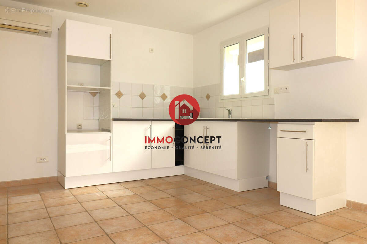 Cuisine - Maison à LAUDUN-L&#039;ARDOISE