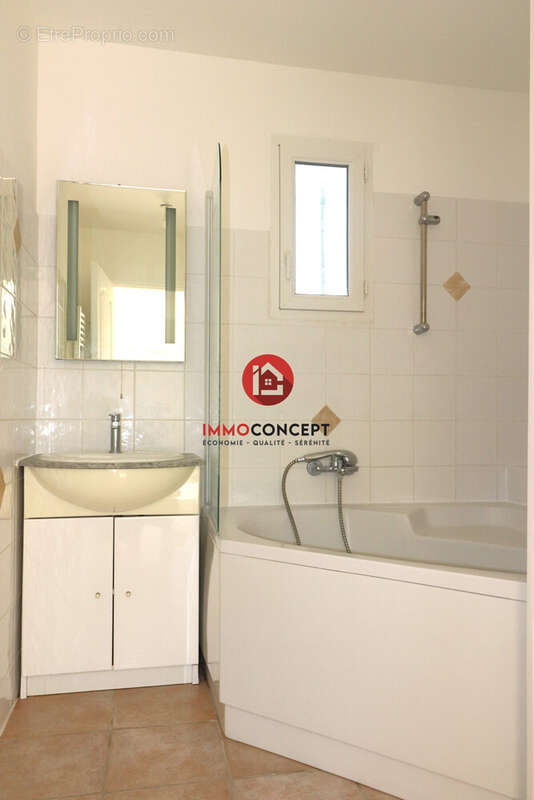 Salle de bain - Maison à LAUDUN-L&#039;ARDOISE