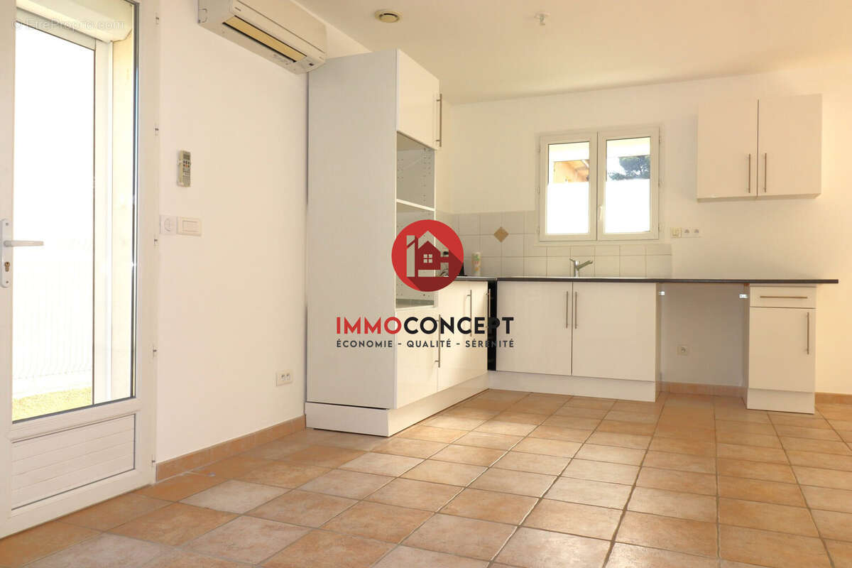 Séjour - Maison à LAUDUN-L&#039;ARDOISE