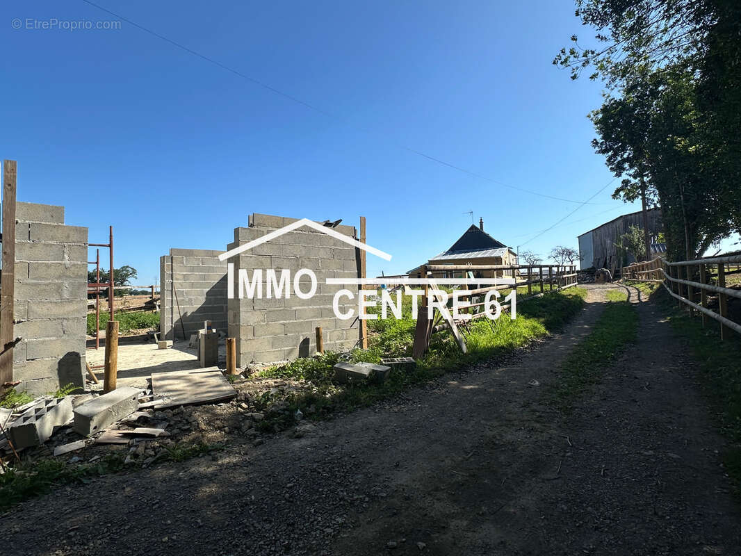 Maison à LE MENIL-DE-BRIOUZE